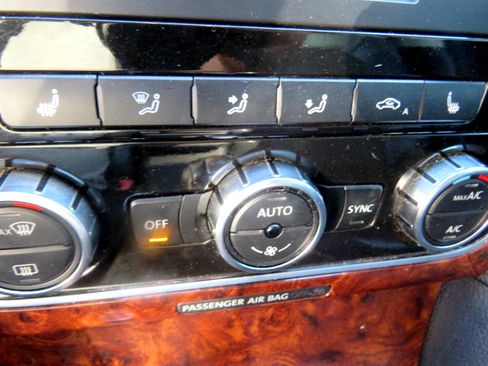 Used 2013 Volkswagen Passat TDI SEL Premium image 21