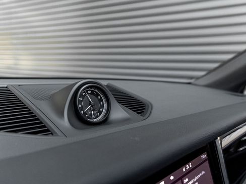 Certified 2025 Porsche Macan AWD/4WD image 19