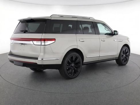 Used 2024 Lincoln Navigator Reserve AWD/4WD image 8