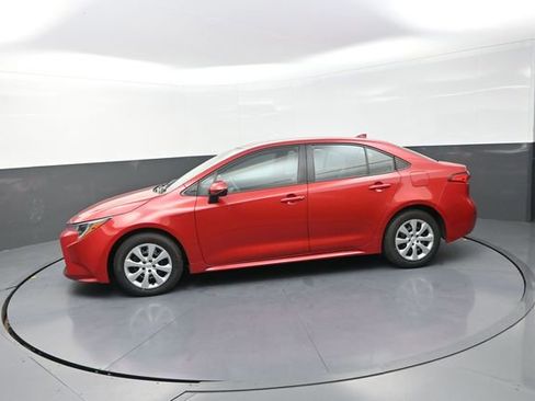 Used 2021 Toyota Corolla LE FWD image 32