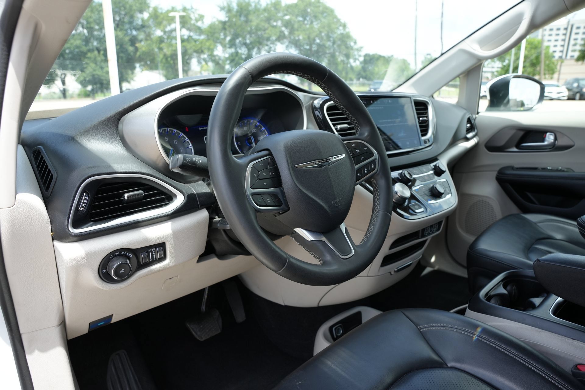 Used 2023 Chrysler Pacifica Touring-L FWD image 15