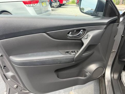 Used 2017 Nissan Rogue S w/ S Appearance Package AWD/4WD image 8