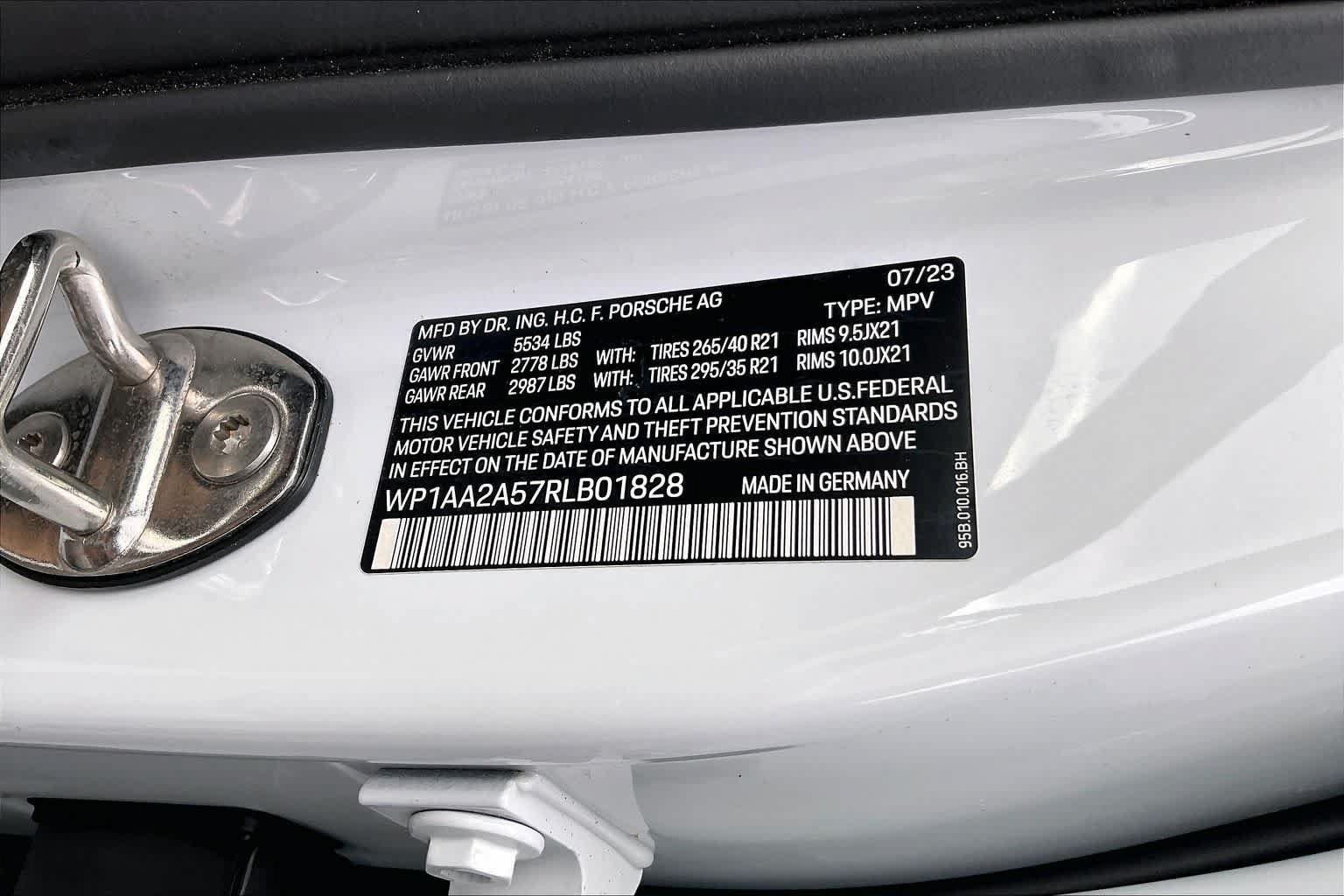 Used 2024 Porsche Macan AWD/4WD image 32