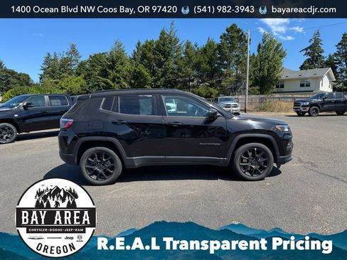 Used 2025 Jeep Compass Latitude w/ Convenience Group AWD/4WD image 4