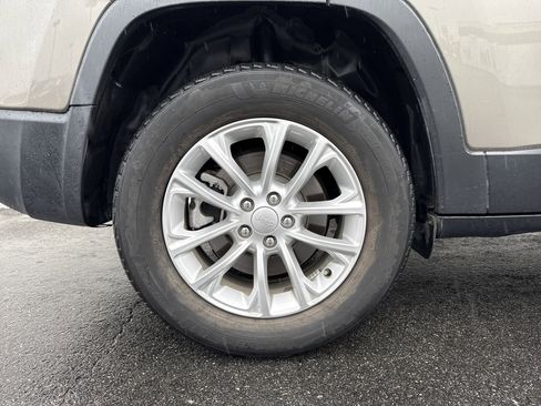 Used 2019 Jeep Cherokee Latitude w/ Popular Appearance Group image 39