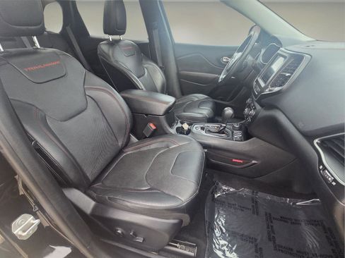 Used 2019 Jeep Cherokee Trailhawk image 5