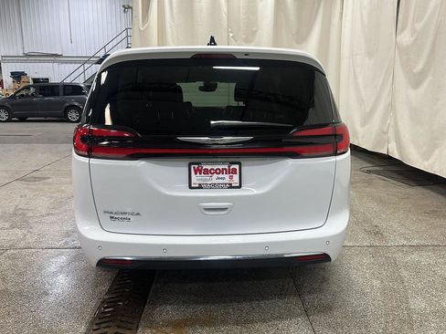 Used 2024 Chrysler Pacifica Touring-L image 4