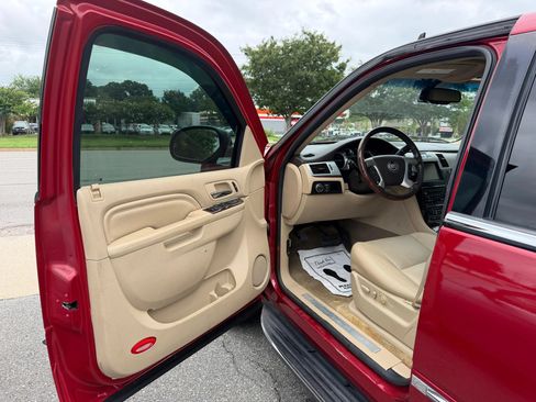 Used 2014 Cadillac Escalade Luxury AWD/4WD image 9