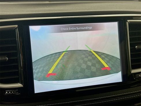 Used 2024 Chrysler Pacifica Touring-L image 19