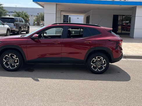 Used 2025 Chevrolet Trax LT FWD image 4