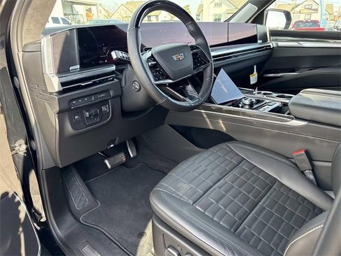 Used 2025 Cadillac Escalade ESV V image 11
