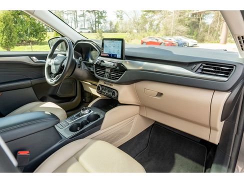 Used 2022 Ford Escape Titanium w/ Class II Trailer Tow Package image 18