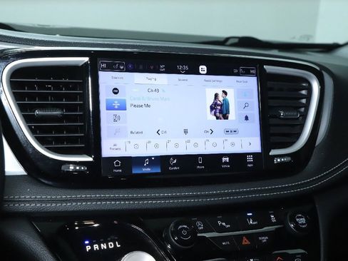 Used 2021 Chrysler Pacifica Touring-L w/ Uconnect Theater Family Group image 25