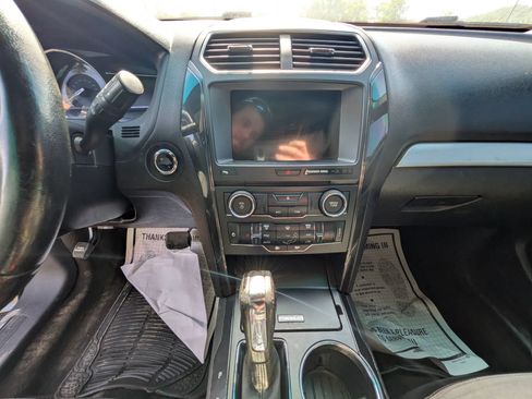 Used 2017 Ford Explorer XLT w/ Equipment Group 202A FWD image 14