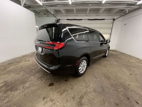 Used 2024 Chrysler Pacifica Touring-L image 6