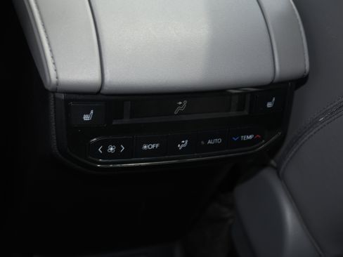 Used 2023 Toyota Highlander Platinum FWD image 18