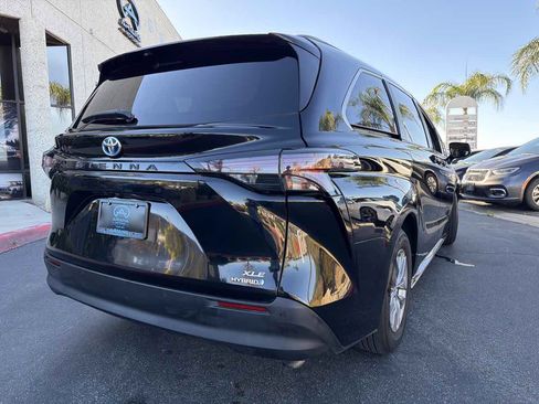 Used 2024 Toyota Sienna XLE FWD image 25