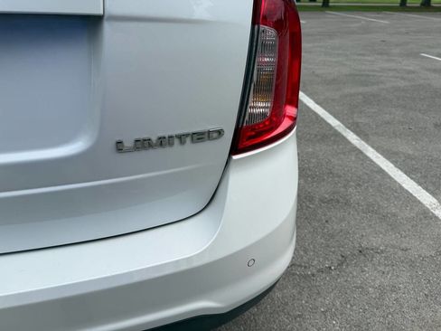 Used 2013 Ford Edge Limited w/ Driver Entry Pkg FWD image 19