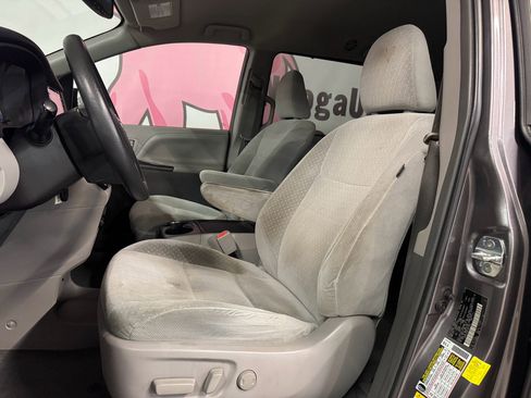 Used 2018 Toyota Sienna LE w/ Carpet Mat Package FWD image 17