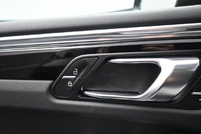 Used 2025 Porsche Macan AWD/4WD image 12