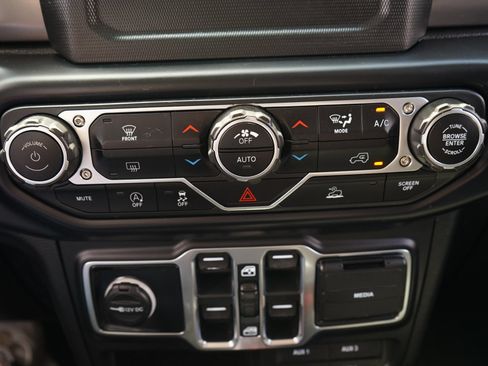 Used 2020 Jeep Gladiator Sport w/ Technology Group AWD/4WD image 20