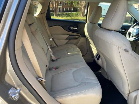 Used 2019 Jeep Cherokee Latitude w/ Popular Appearance Group image 17