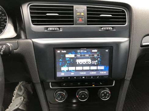 Used 2015 Volkswagen Golf 4-Door FWD image 22
