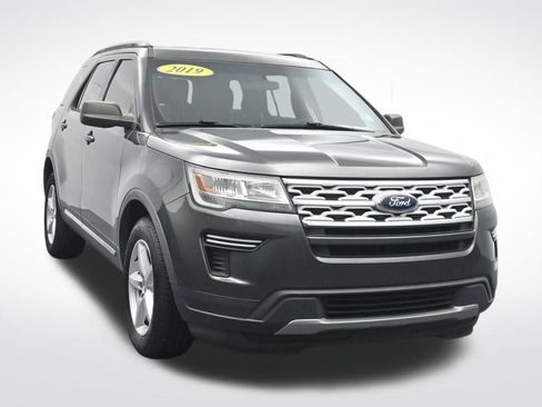 Used 2019 Ford Explorer XLT FWD image 3