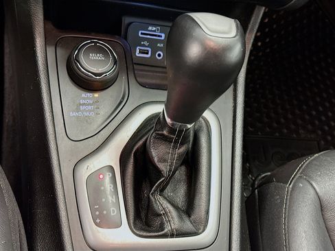 Used 2018 Jeep Cherokee Latitude Plus w/ Cold Weather Group AWD/4WD image 24
