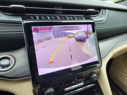 Used 2024 Jeep Grand Cherokee Limited w/ Black Appearance Package image 31