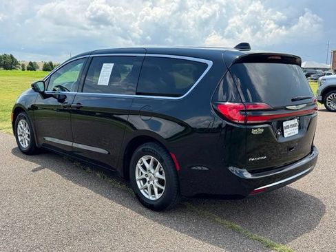 Used 2025 Chrysler Pacifica Select FWD image 4