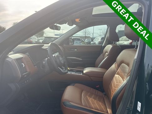 Used 2023 Nissan Pathfinder Platinum image 19