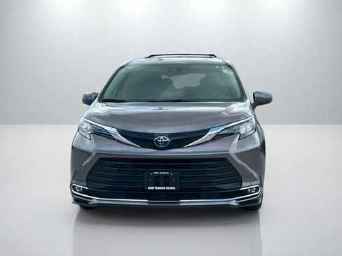 Used 2024 Toyota Sienna XLE FWD image 2