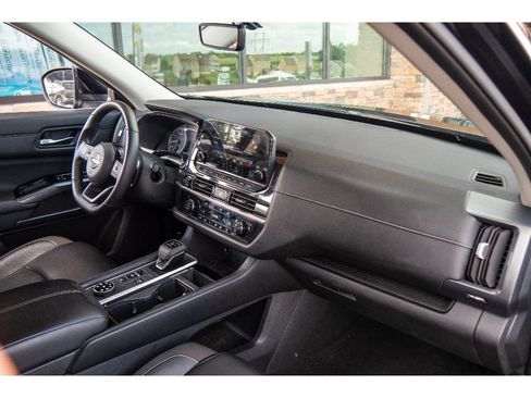 Used 2023 Nissan Pathfinder SL AWD/4WD image 13