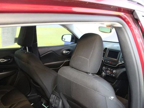 Used 2019 Jeep Cherokee 4WD w/ Comfort & Convenience Group image 10