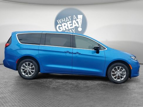 New 2026 Chrysler Pacifica Select image 2