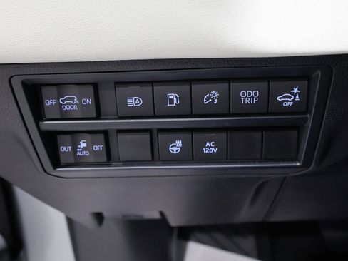 Used 2024 Toyota Sequoia Capstone AWD/4WD image 33
