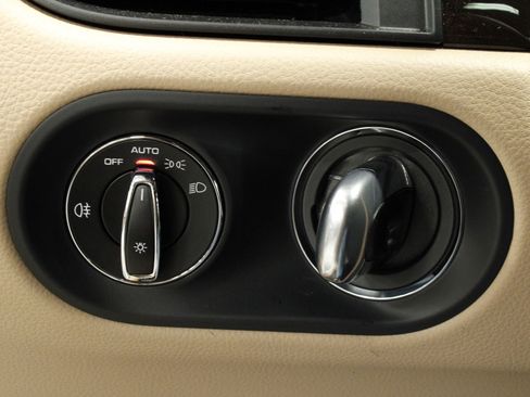 Certified 2025 Porsche Macan AWD/4WD image 33