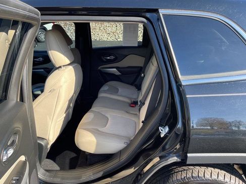 Used 2018 Jeep Cherokee Latitude FWD image 12