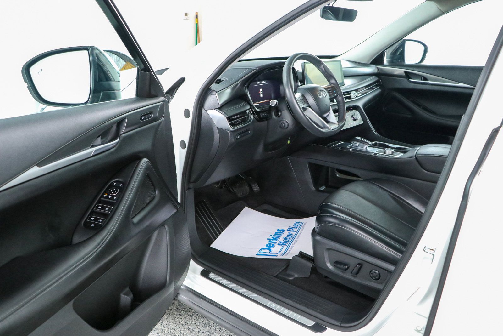 Used 2023 INFINITI QX60 Luxe w/ Cargo Package AWD/4WD image 3