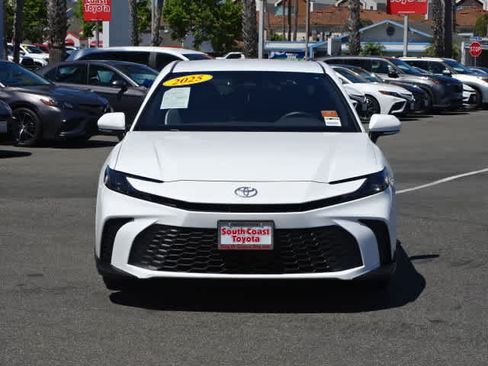 Used 2025 Toyota Camry SE w/ Convenience Package FWD image 3