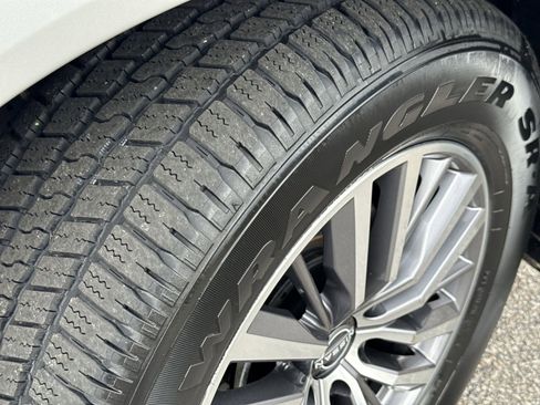 Used 2024 Nissan Armada SL w/ Captain's Chairs Package image 12