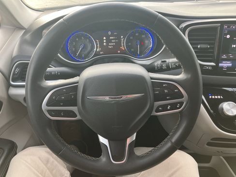 Used 2022 Chrysler Pacifica Touring-L image 6