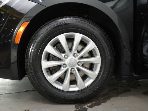 Used 2018 Chrysler Pacifica Touring-L Plus FWD image 32