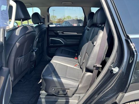 Used 2023 Kia Telluride LX FWD image 16