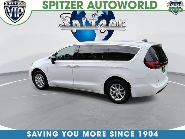 Used 2024 Chrysler Pacifica Touring-L FWD image 7