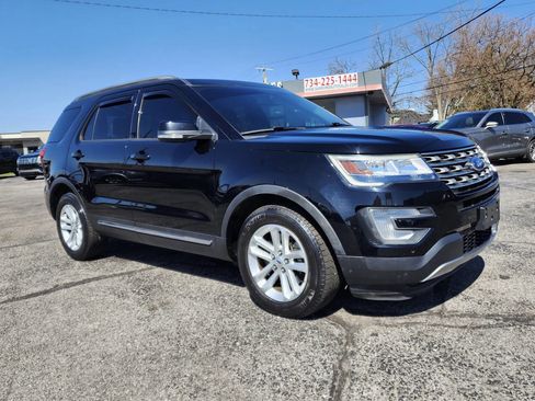 Used 2017 Ford Explorer XLT w/ Equipment Group 202A image 9