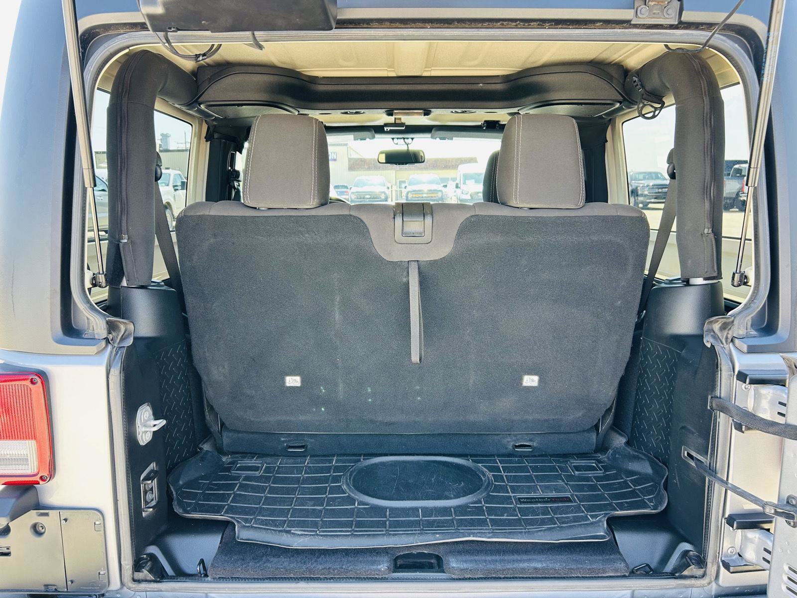 Used 2017 Jeep Wrangler Sahara w/ Connectivity Group AWD/4WD image 18