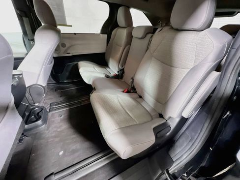 Certified 2025 Toyota Sienna LE FWD image 21