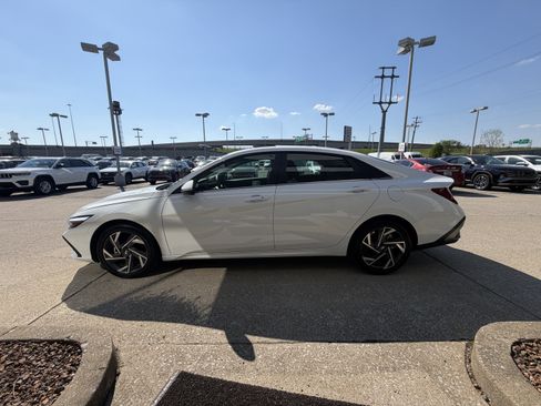 Certified 2025 Hyundai Elantra SEL FWD image 10